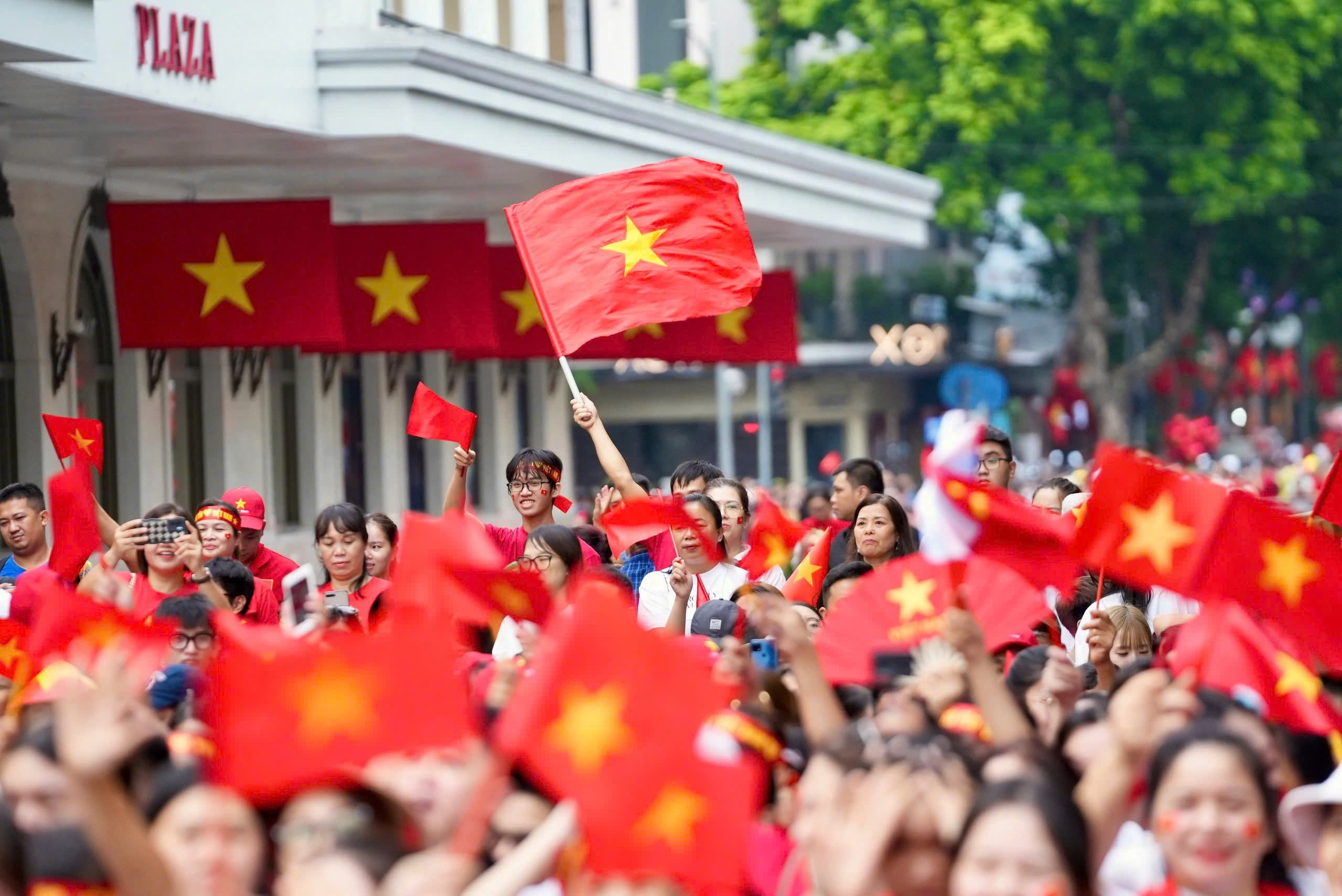 'Tat ca nguoi Viet Nam tu hao ve dat nuoc thi tien nao mua duoc?' hinh anh