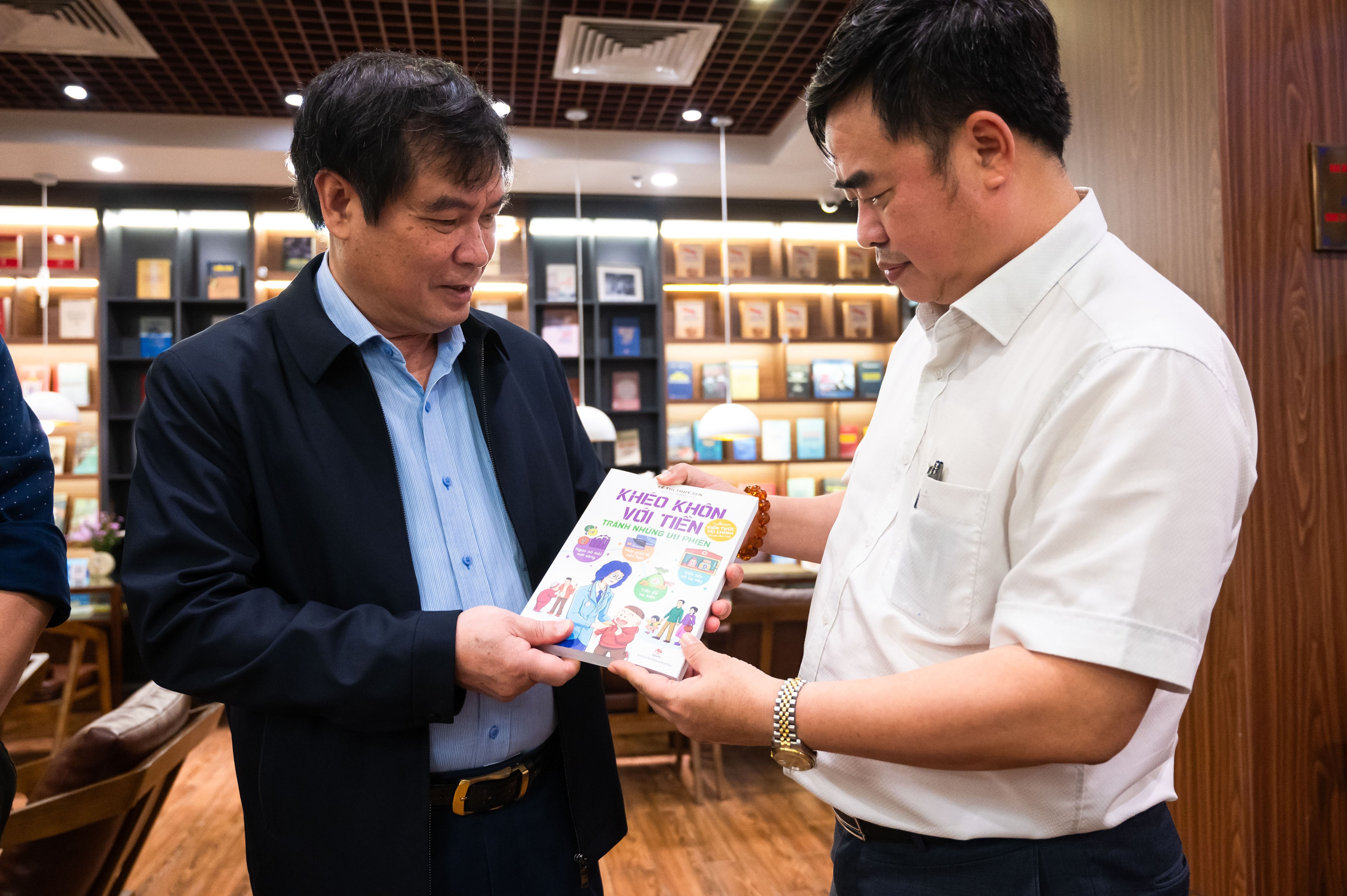 Lanh dao Ban Tuyen giao, Bo Van hoa tham trung bay Giai Sach quoc gia hinh anh