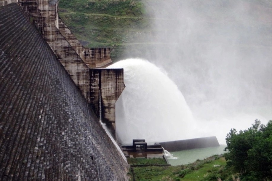 Da Nang yeu cau 4 thuy dien tiep tuc xa nuoc don lu hinh anh