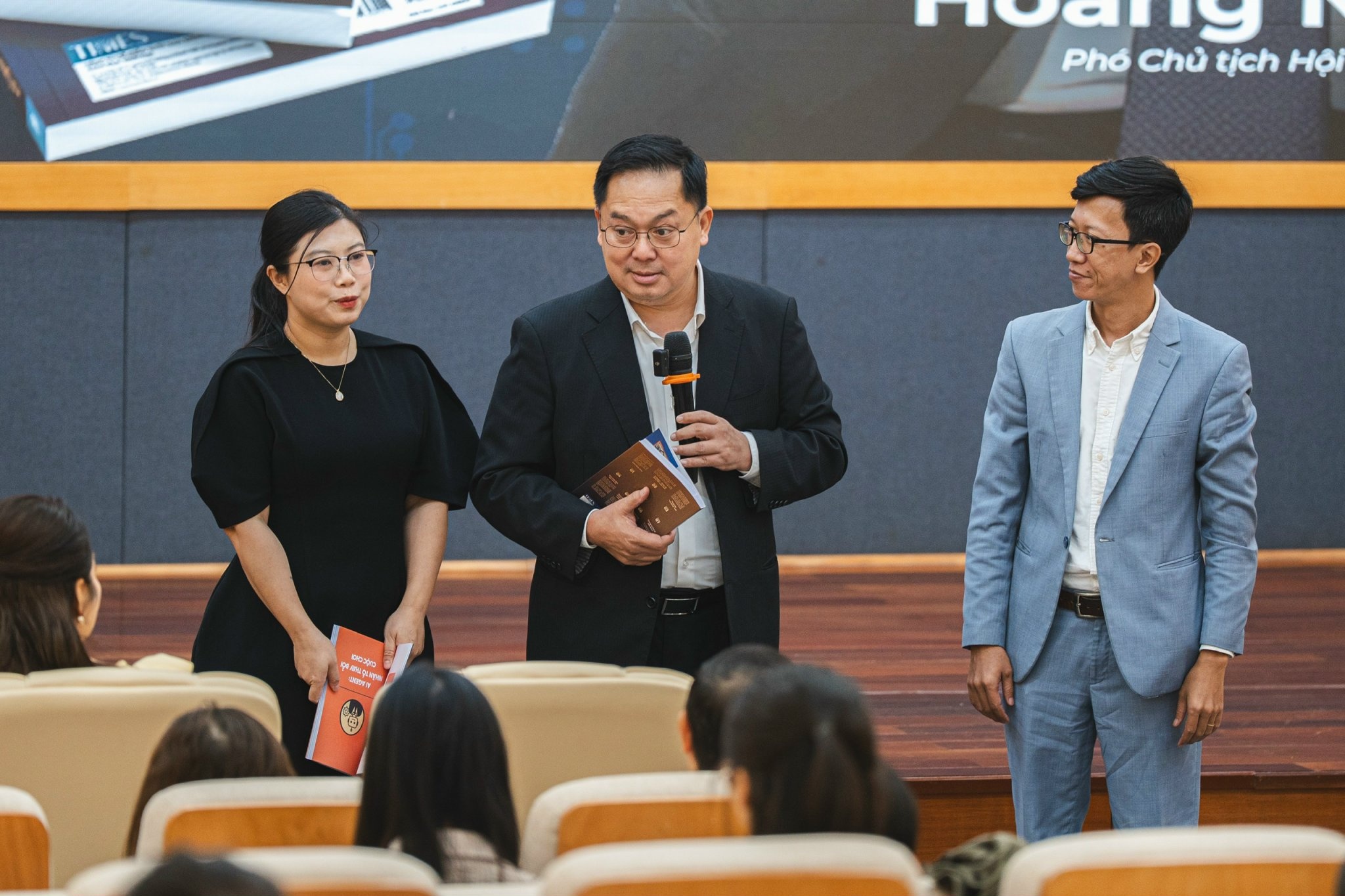 'Moi sach lam cung tac gia Hoang Nam Tien la mot lan truong thanh' hinh anh