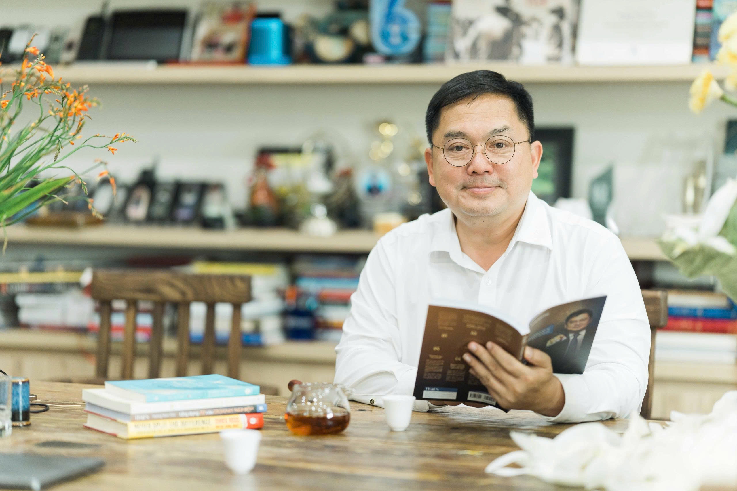 Tro ly ong Hoang Nam Tien: 'Gio da noi len, va chung ta phai song' hinh anh