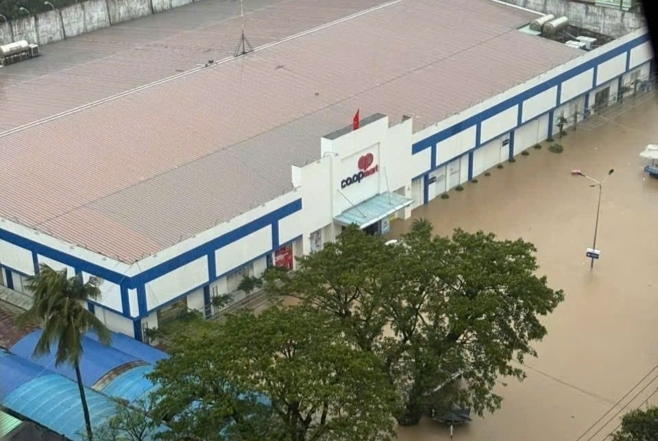 Nha sach tai Dak Lak ngap sau, thiet bi, sach vo hu hai nang hinh anh