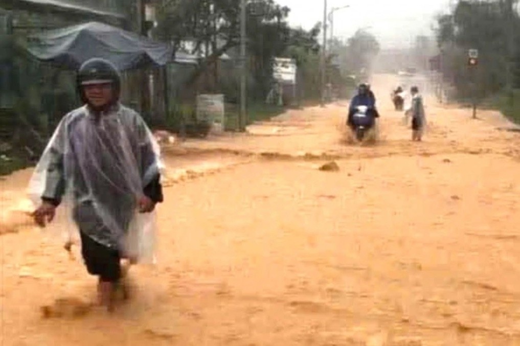 Mua lon tiep dien tu Hue den Dak Lak, Bac Khanh Hoa hinh anh