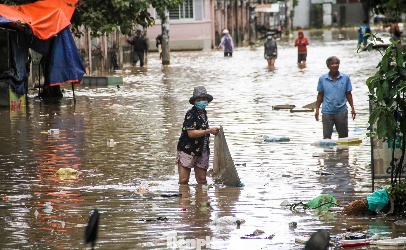 Mua lu lam 85 nguoi chet & mat tich, nguoi dan can thuoc men, hoa chat hinh anh