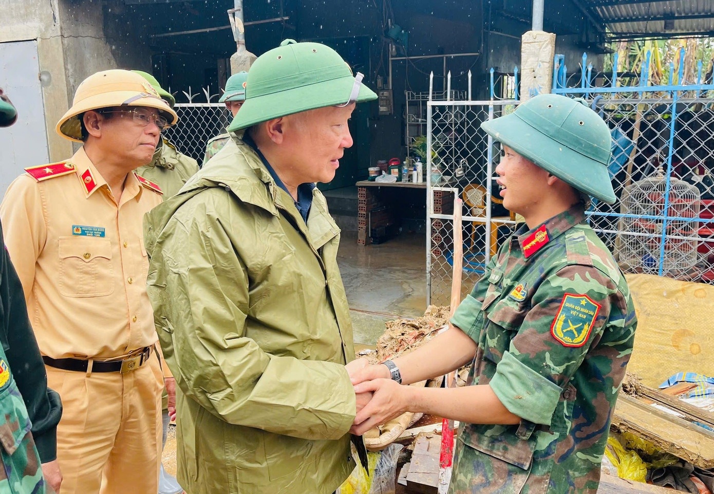 Pho thu tuong Thuong truc vao Dak Lak, yeu cau trien khai cuu tro hinh anh