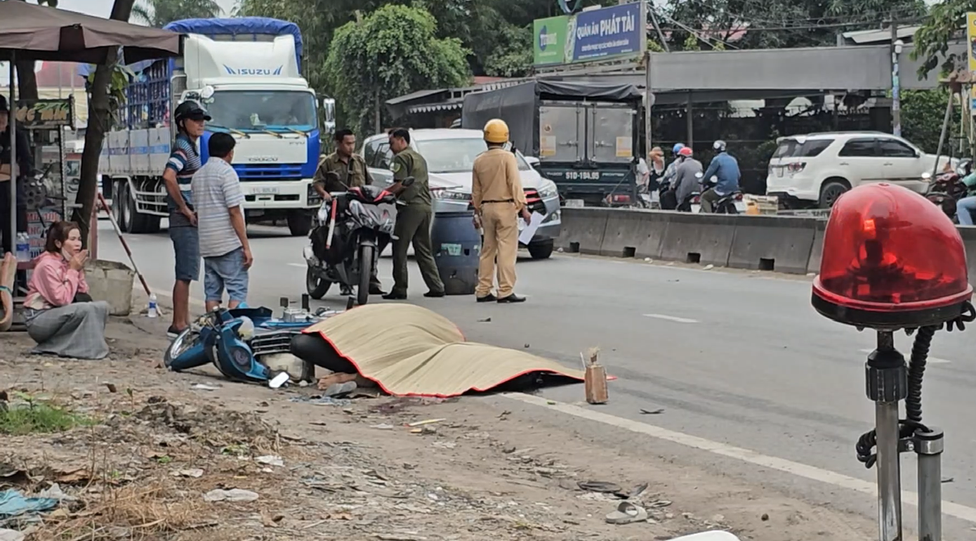 Va cham xe ben, 2 ong chau thuong vong tren duong ve nha hinh anh
