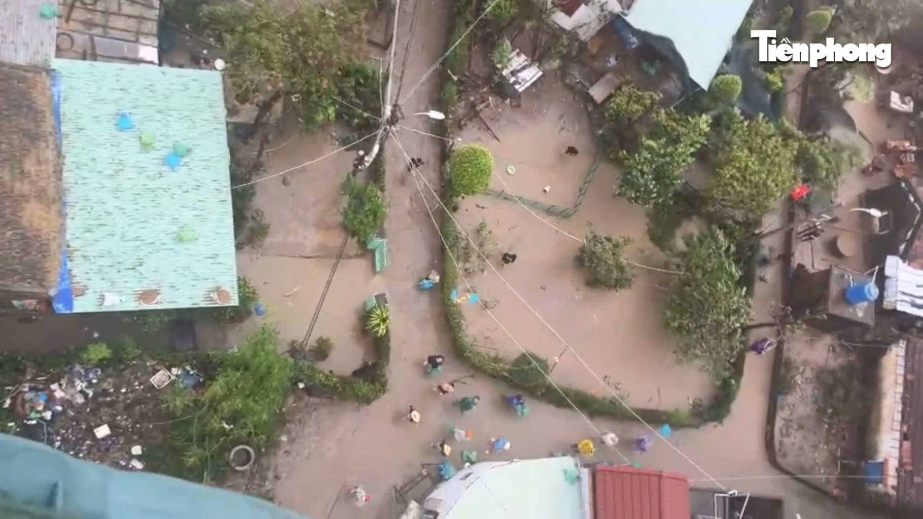 Hai truc thang cua Trung doan Khong quan 917 tha hang cuu tro vung lu hinh anh