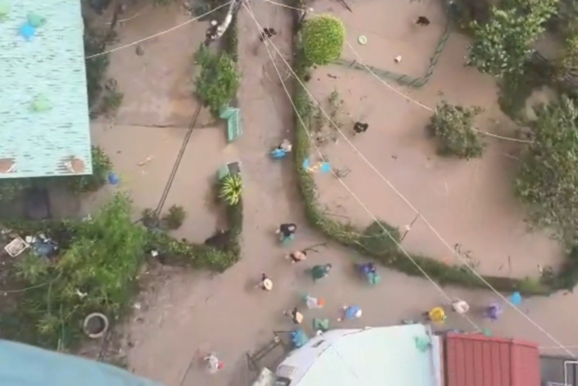 Hai truc thang cua Trung doan Khong quan 917 tha hang cuu tro vung lu hinh anh