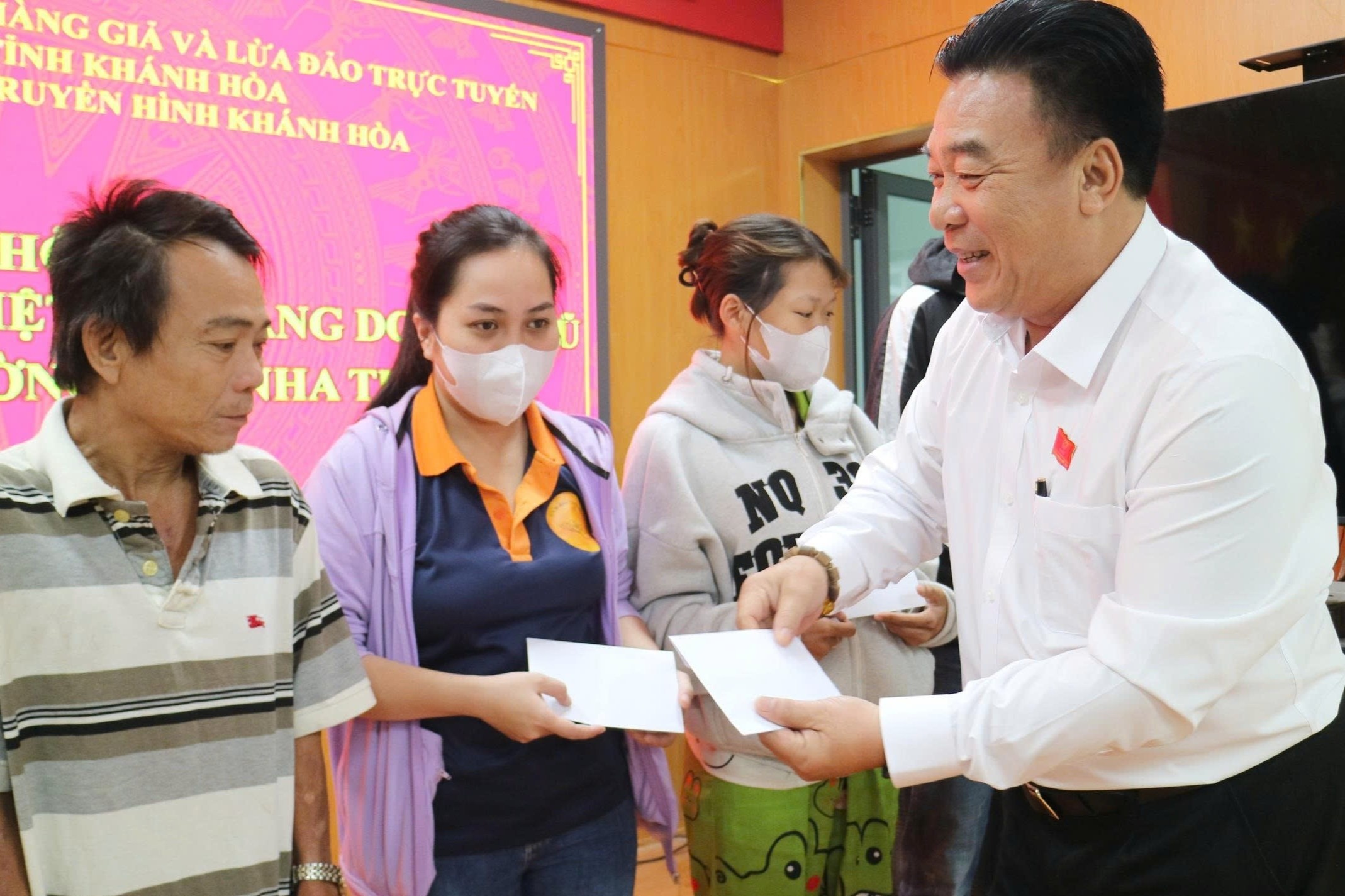 Trao tang 80 trieu dong ho tro nguoi dan bi thiet hai do mua lu hinh anh