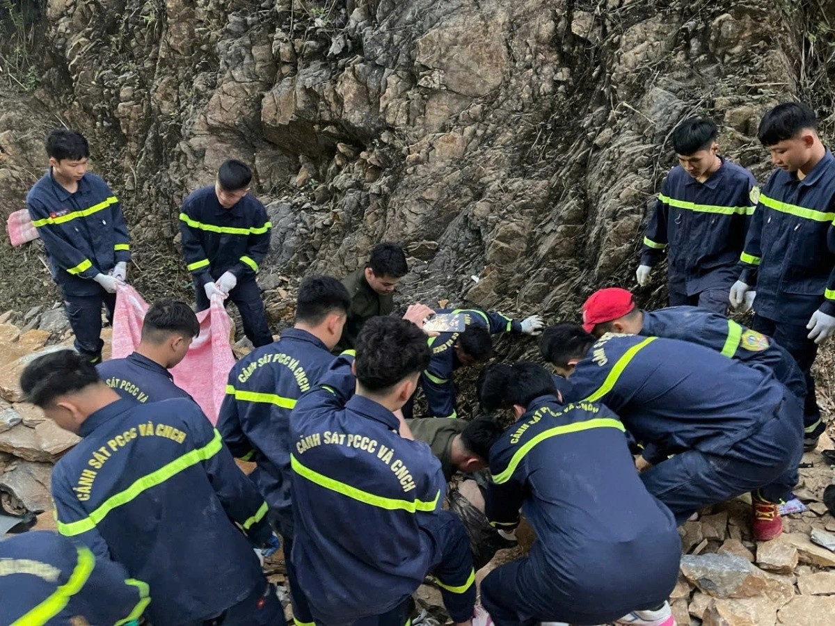 Tim thay 2 thi the trong vu sat lo ngay 14/12 tren Quoc lo 6 hinh anh