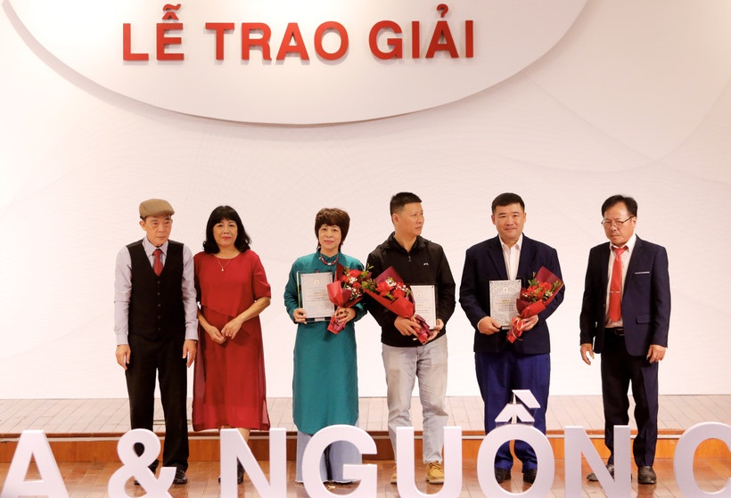Cuoc thi 'Tho ca va Nguon coi': Vinh danh 9 tac gia nguoi nuoc ngoai hinh anh