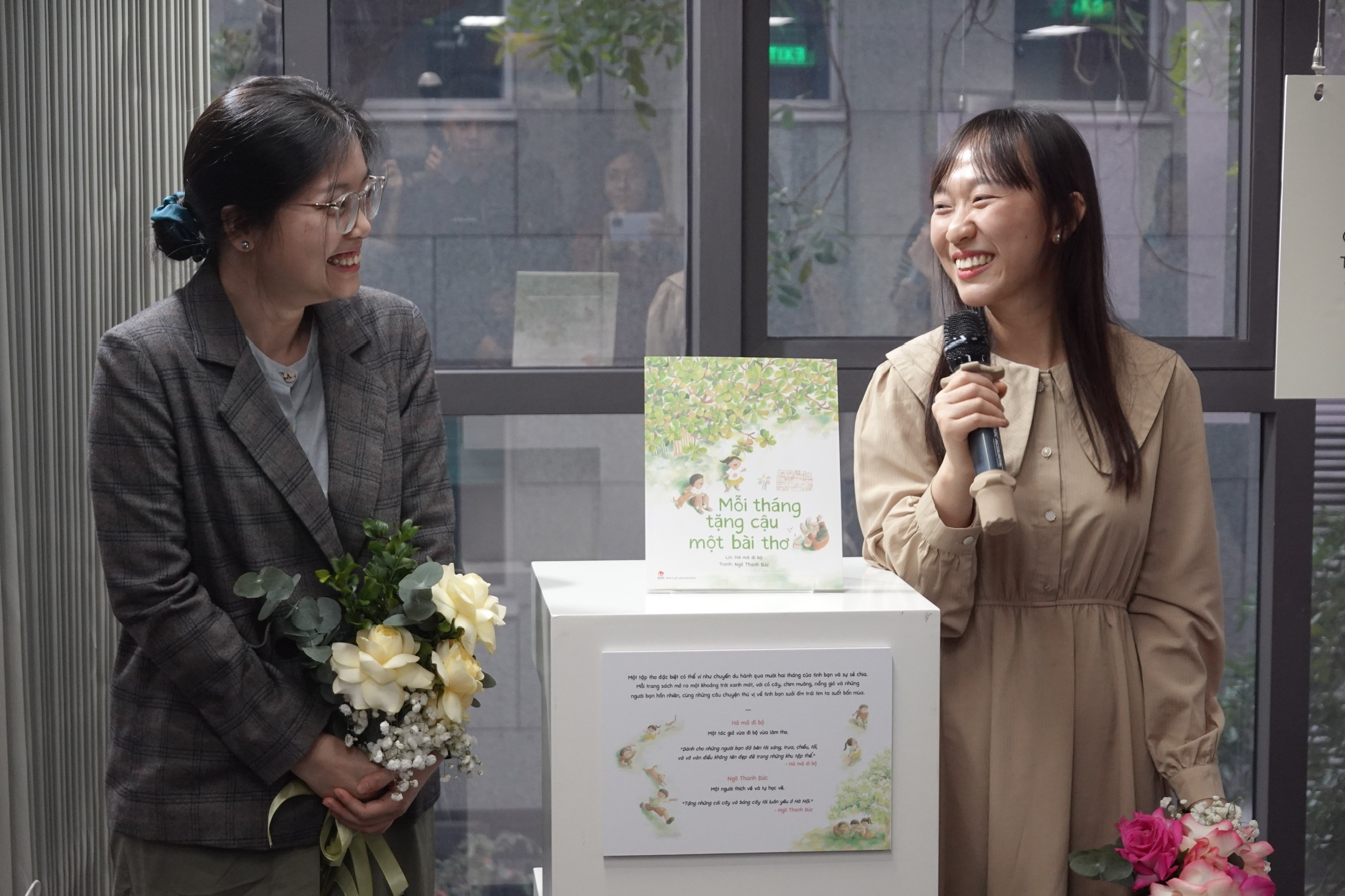 Kham pha ve dep cua tinh ban thieu nhi qua trang sach hinh anh