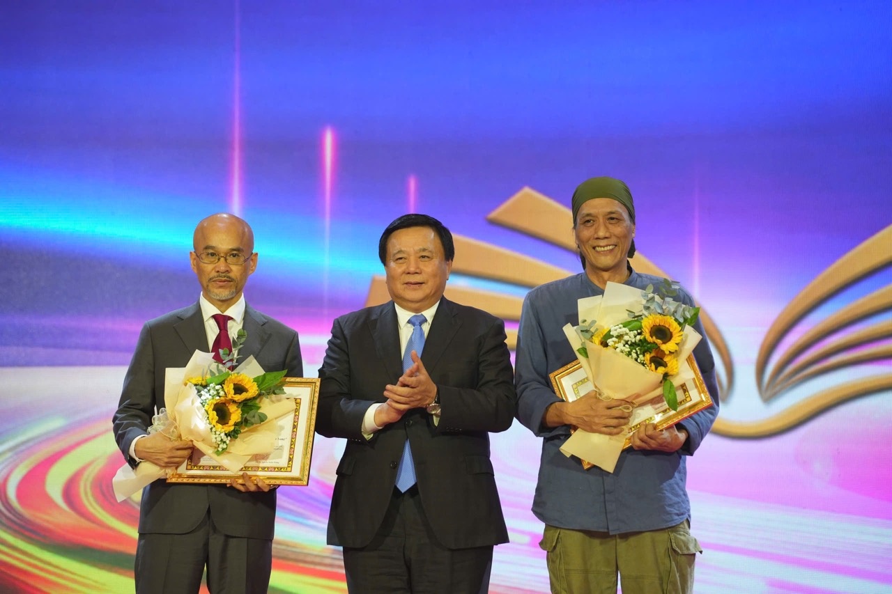 phe binh van hoc anh 1