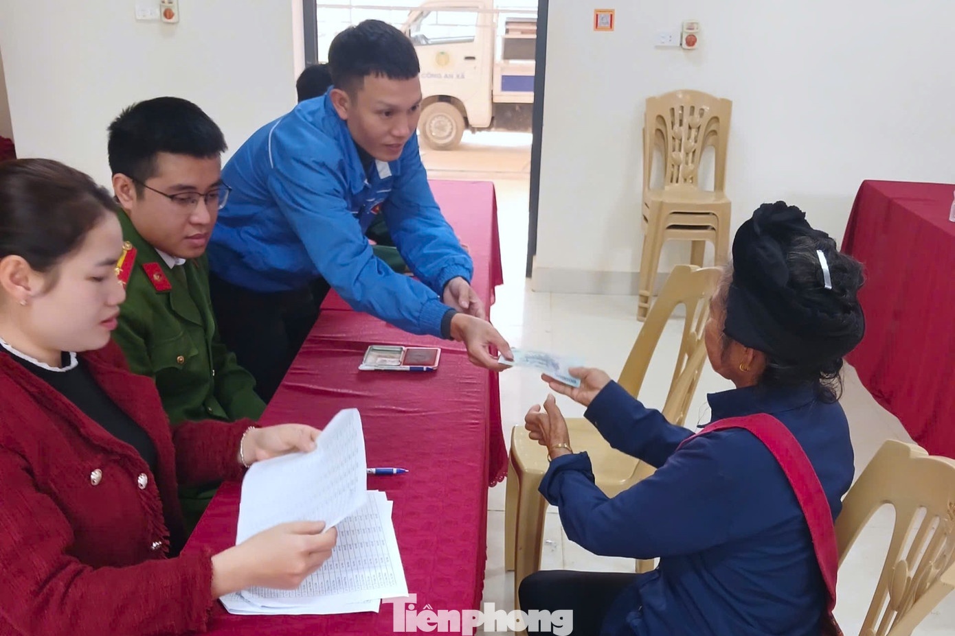 Vuot 50 km duong rung mang qua Tet va Dai hoi Dang den nguoi co cong hinh anh