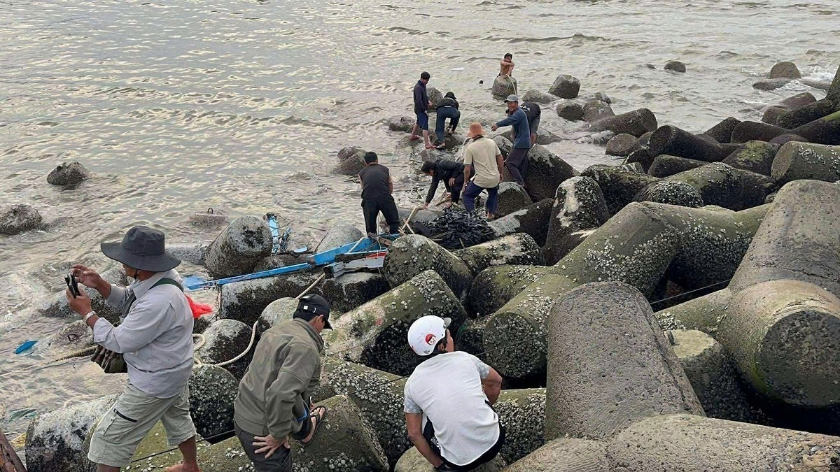 Tau chim lam 1 thuyen vien mat tich tai cang La Gi, Lam Dong hinh anh