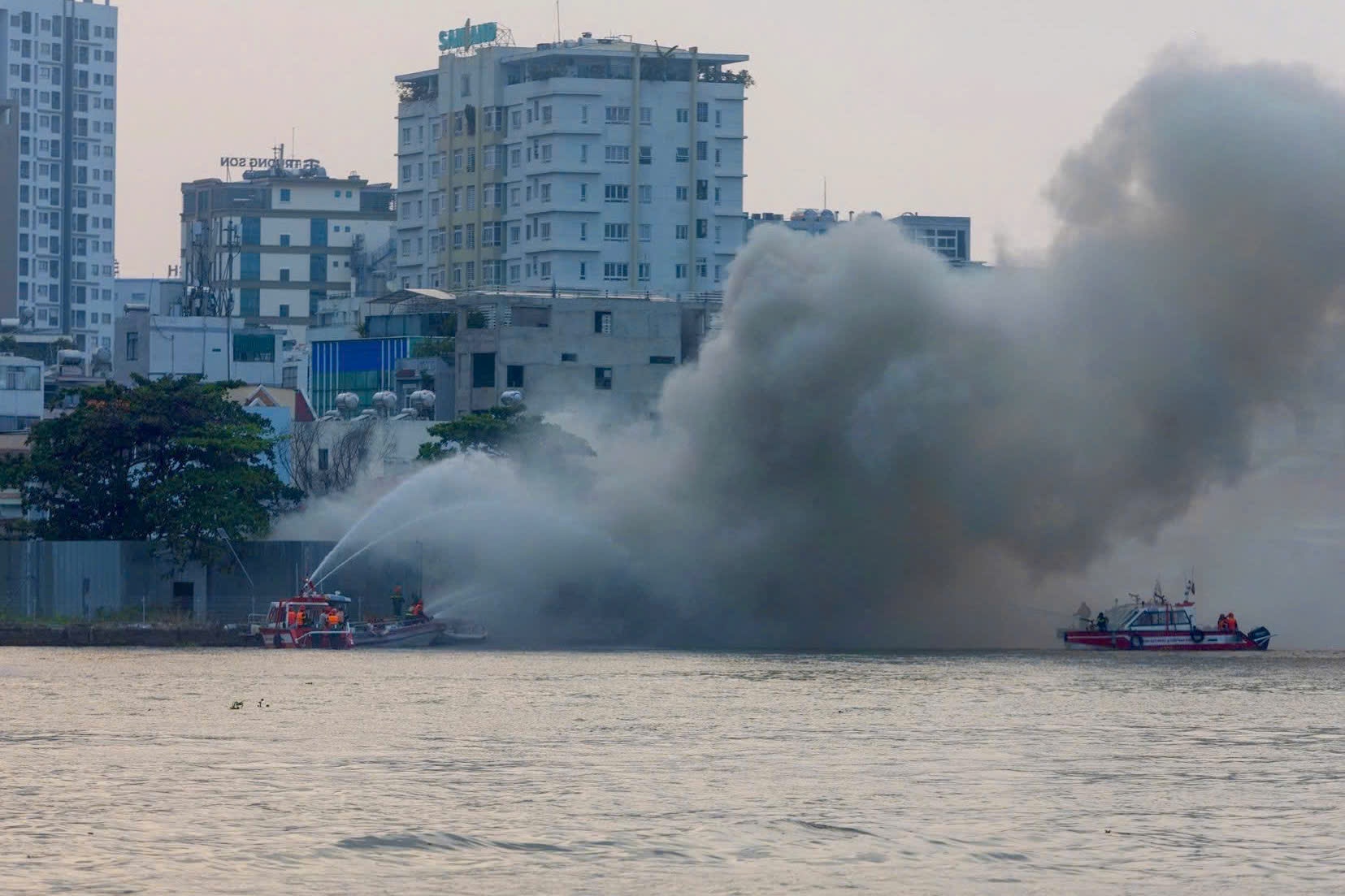 chay du thuyen Sai Gon anh 2