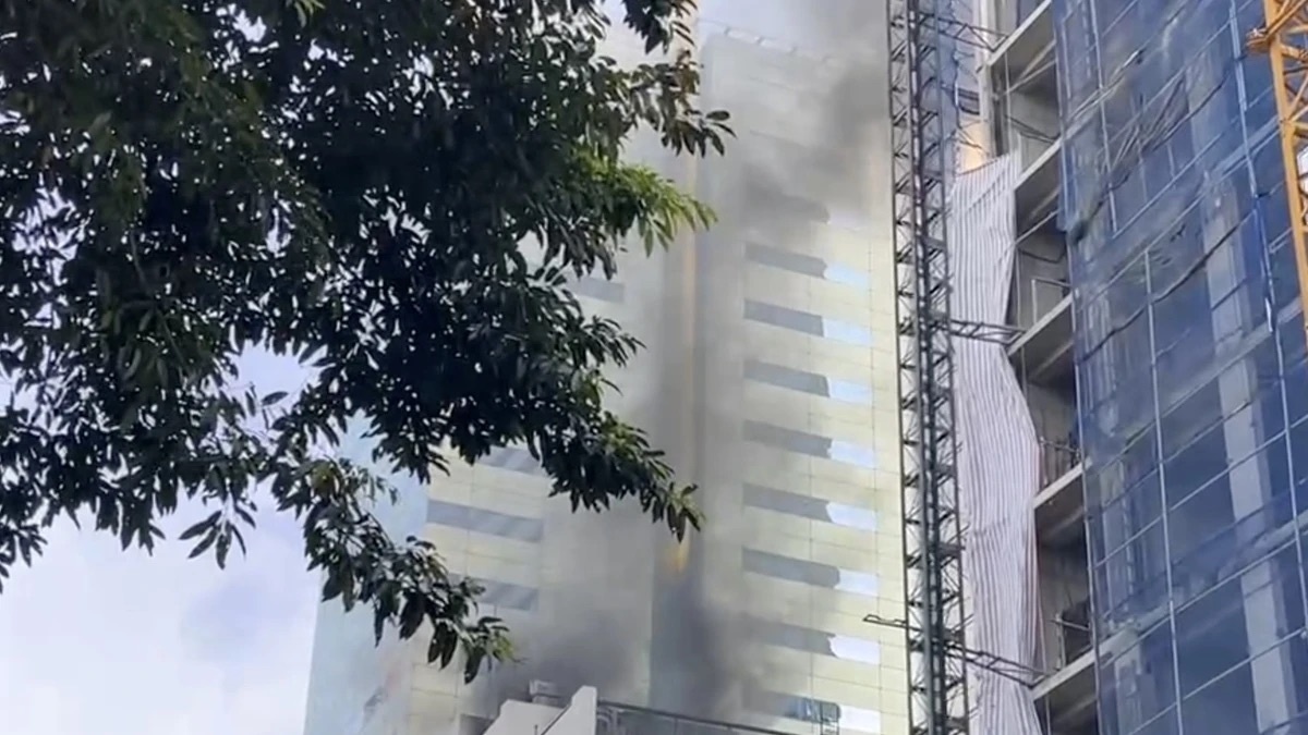 Hien truong vu chay toa nha duong Le Thanh Ton, TP.HCM hinh anh