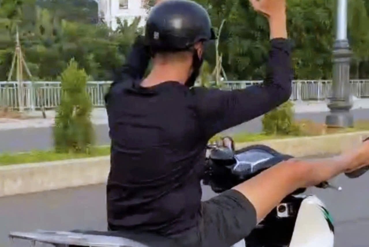 Lai xe bang chan, nam thanh nien bi tich thu phuong tien hinh anh