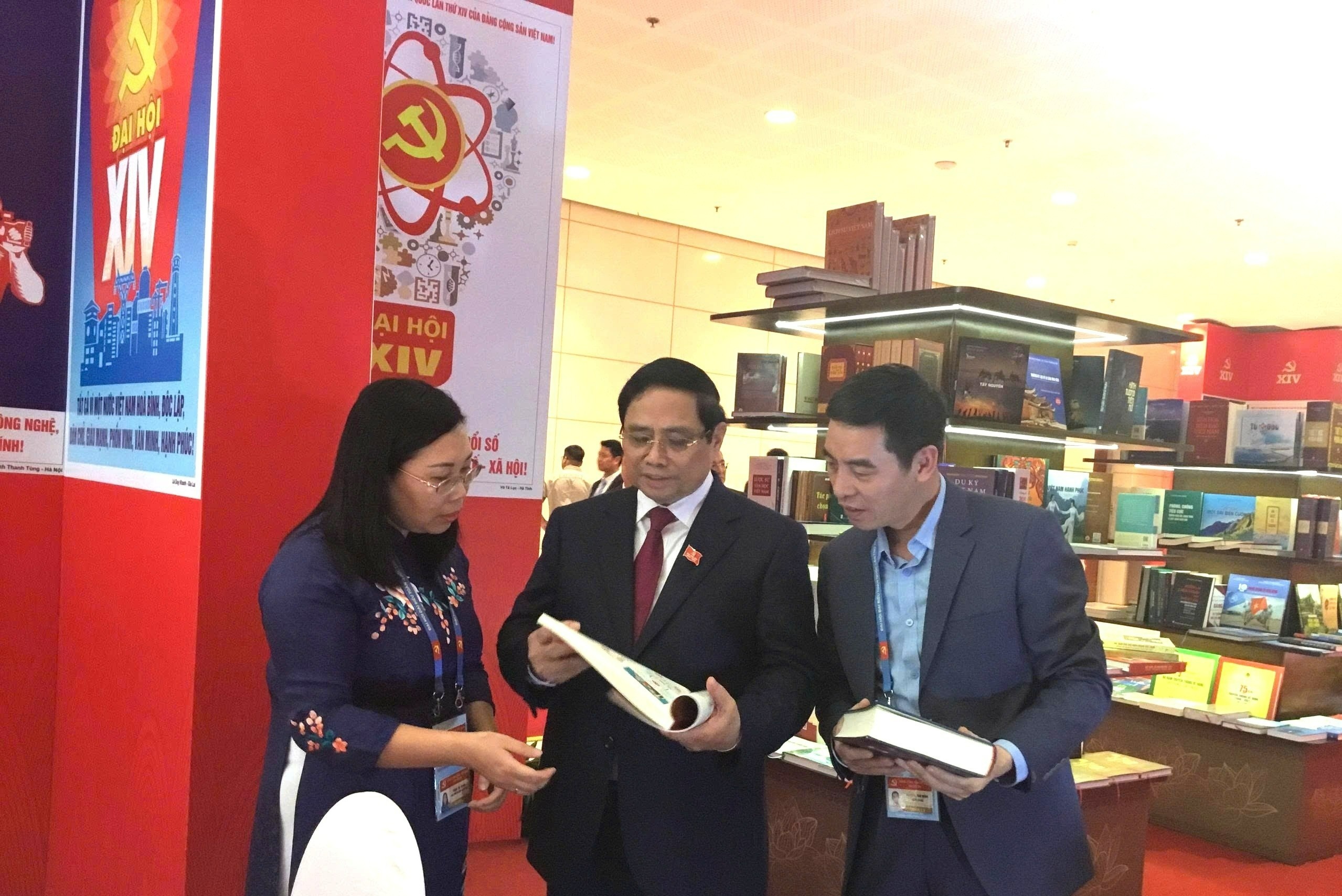 Thu tuong tham gian trung bay sach bao tai Dai hoi XIV cua Dang hinh anh