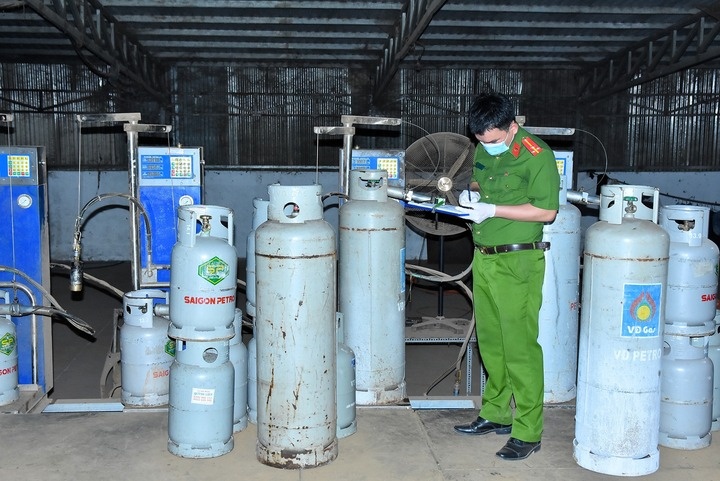 Triet pha 10 diem lam gas gia o Dong Nai, tam giu 4.000 binh gas hinh anh