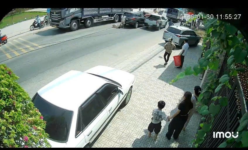 Tai xe ban tai hanh hung da man nguoi di duong hinh anh