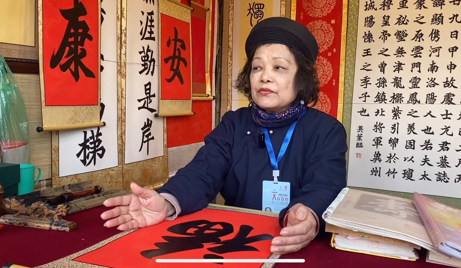 Nguoi phu nu duy nhat viet thu phap o Hoi chu xuan hinh anh