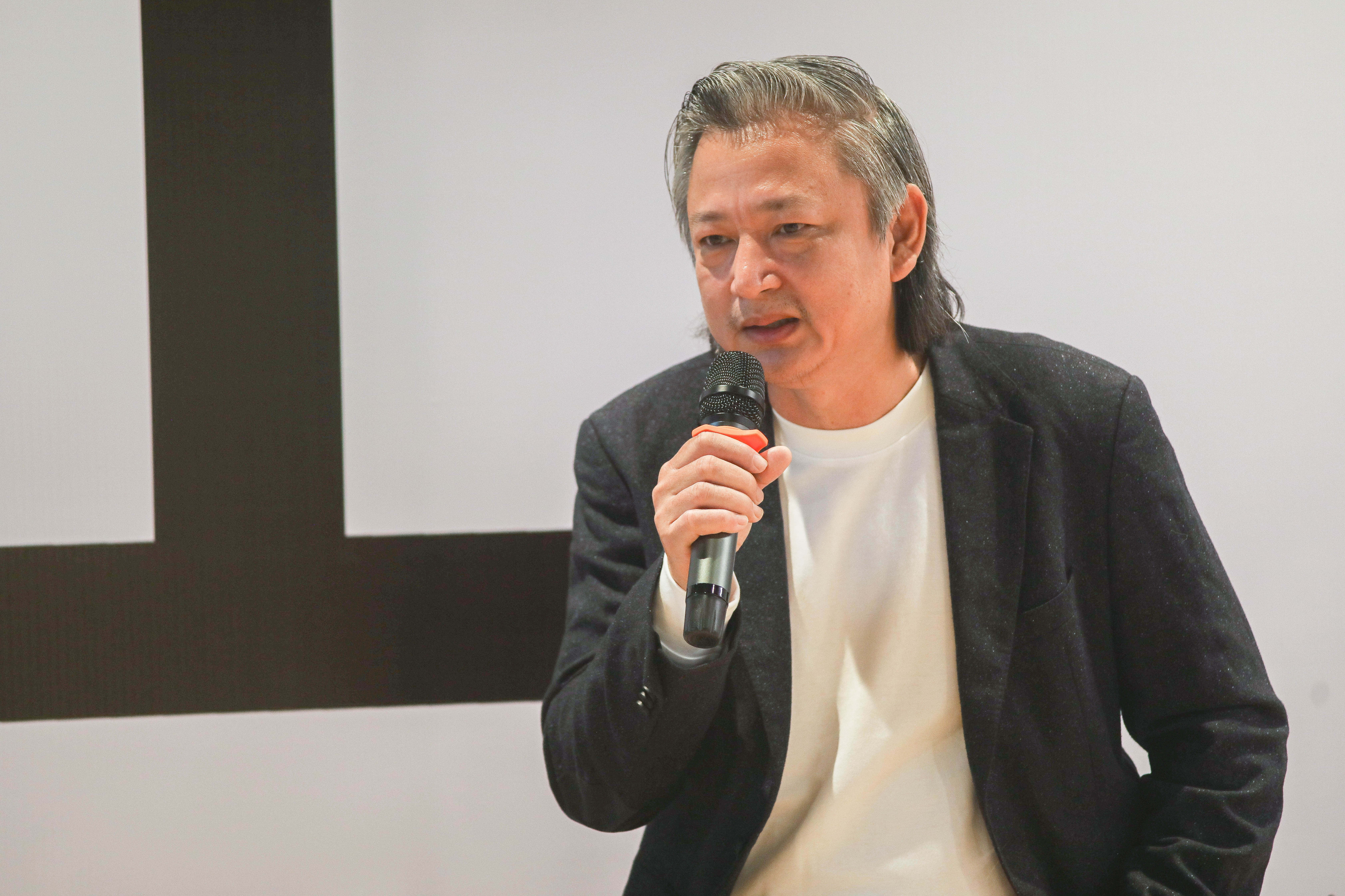 Ngay ngu 2-3 tieng, mot thang viet xong 300 trang sach hinh anh