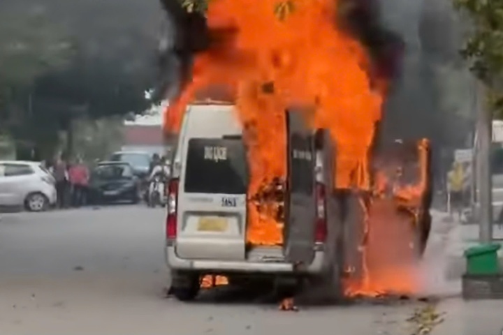 Oto 16 cho boc chay du doi khi dang chay tren duong o Bac Ninh hinh anh