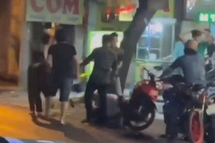 Khoi to 4 thanh nien hon chien trong tiec tat nien o TP.HCM hinh anh