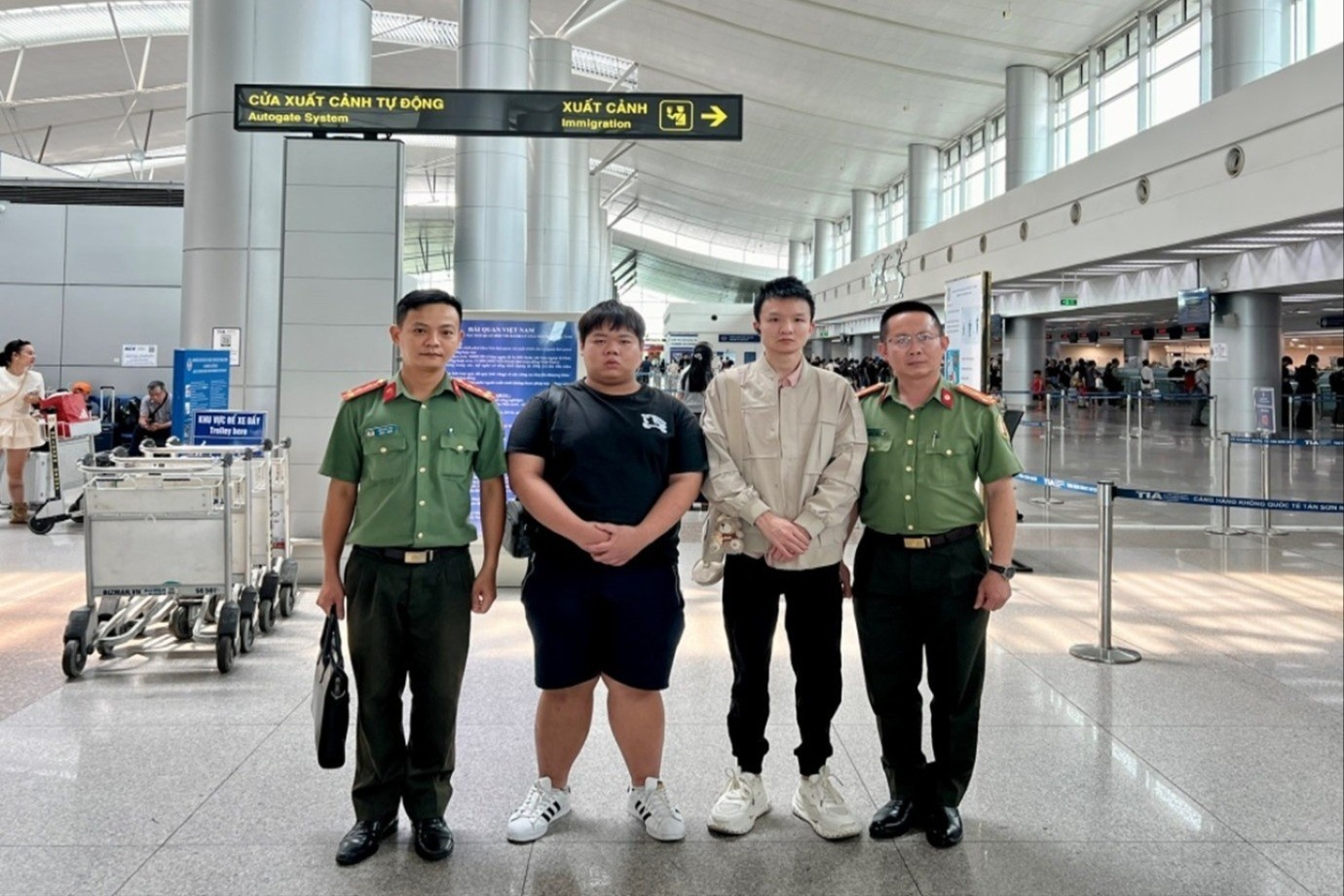 Truc xuat 2 nguoi Trung Quoc nhap canh trai phep hinh anh