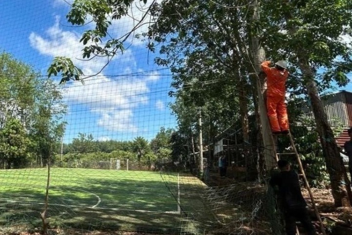 Thieu nien 14 tuoi tu vong nghi do dien giat khi da bong tai Dong Nai hinh anh