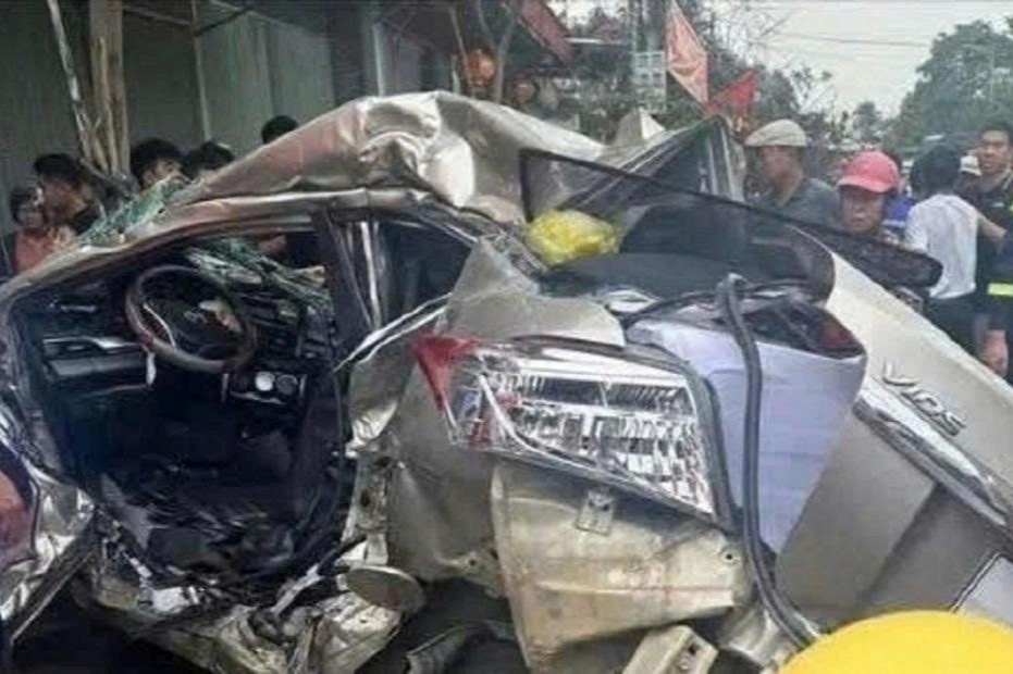 Oto con bep dum sau va cham voi xe bon, 3 nguoi thuong vong hinh anh