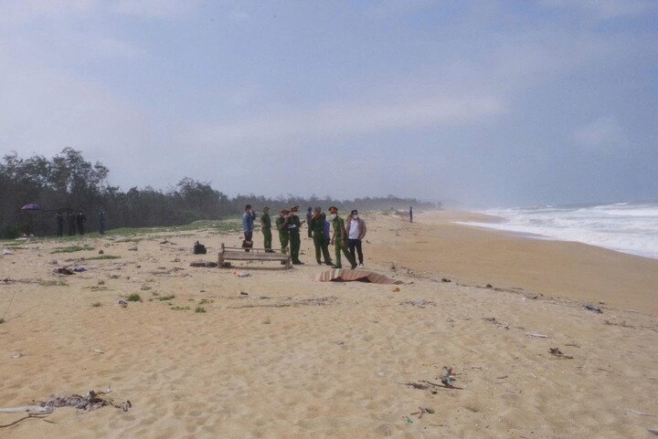 Hai thi the troi dat vao bo bien o Quang Ngai hinh anh