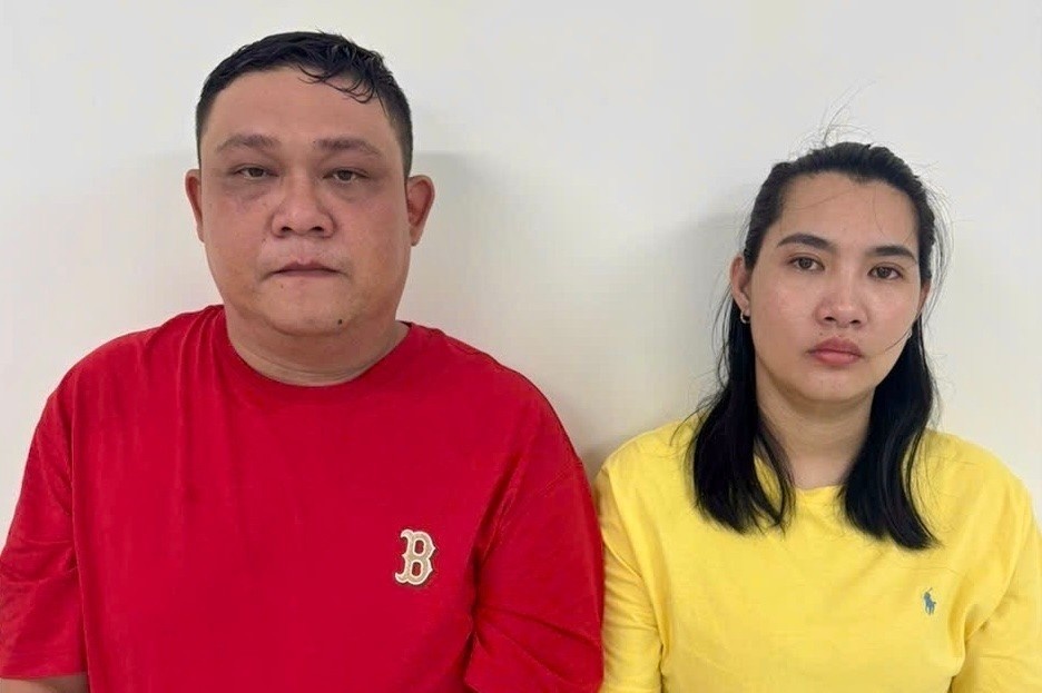 Chong gia danh lanh dao cong an, vo tu xung nhan vien ngan hang de lua hinh anh