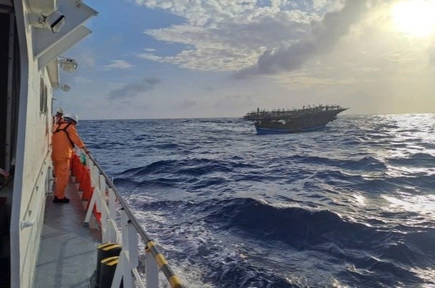 Tau HQ 950 tham gia cuu nan 36 ngu dan tren tau ca bi hong may hinh anh