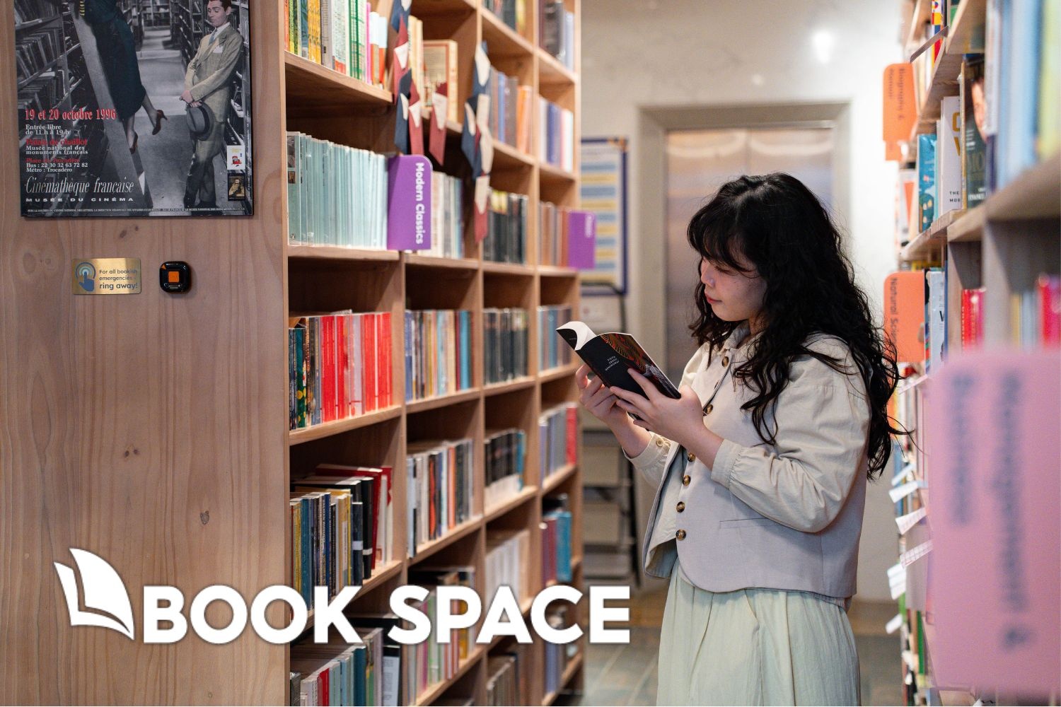 Ban tre manh tay mua an pham ngoai hinh anh