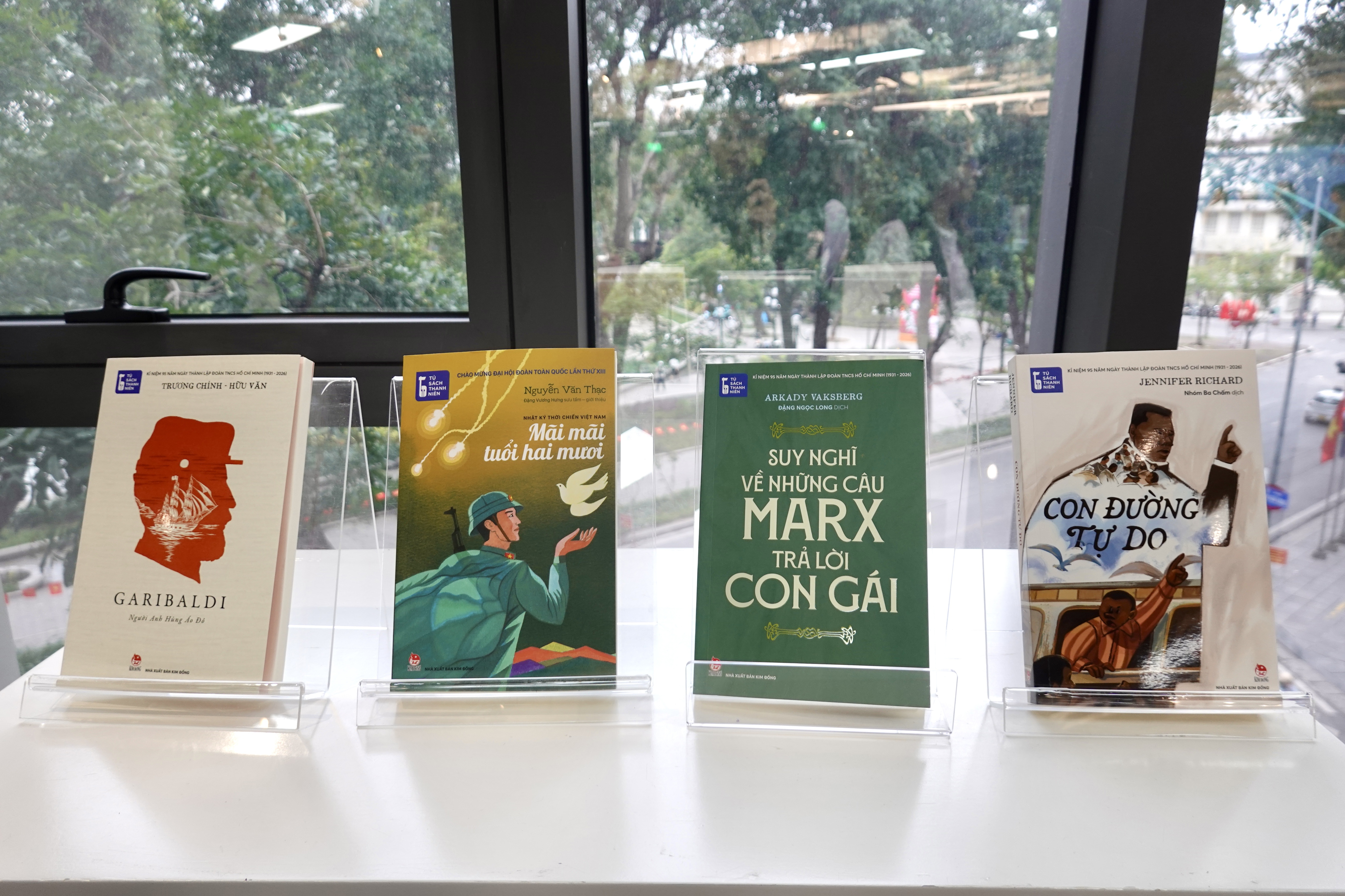 Dieu lam nen mot cuon sach song duoc voi thoi gian hinh anh