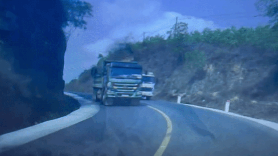 Phạt tài xế xe chở rác vượt ẩu trên đường dốc, suýt gây tai nạn
