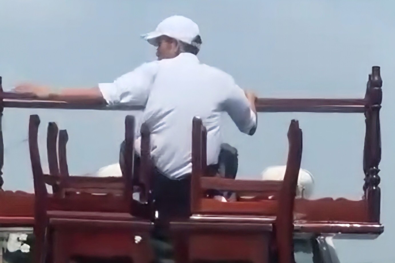 Phat tai xe xe bien xanh cho nguoi ngoi chenh venh tren xe hinh anh