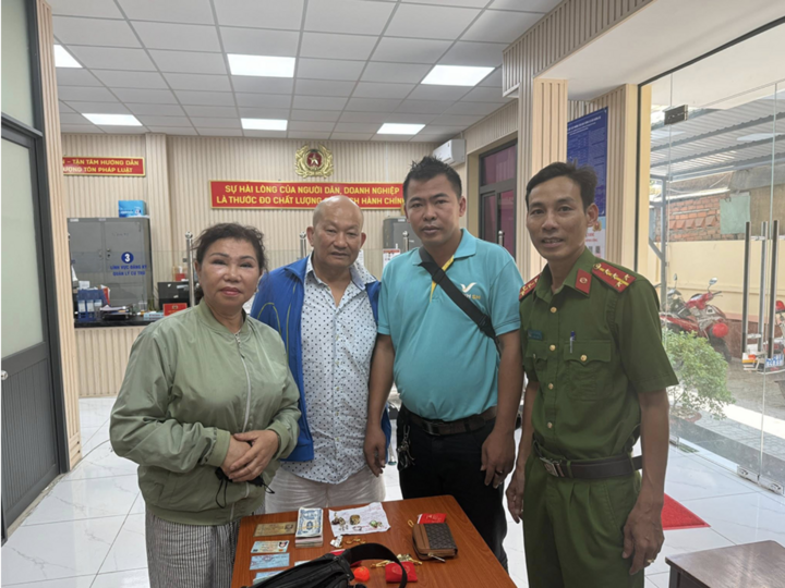 Cong an TP.HCM giup nguoi phu nu tim lai tui xach chua vang, kim cuong hinh anh