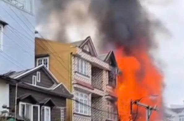 Nha go o trung tam Da Lat bi thieu rui hinh anh