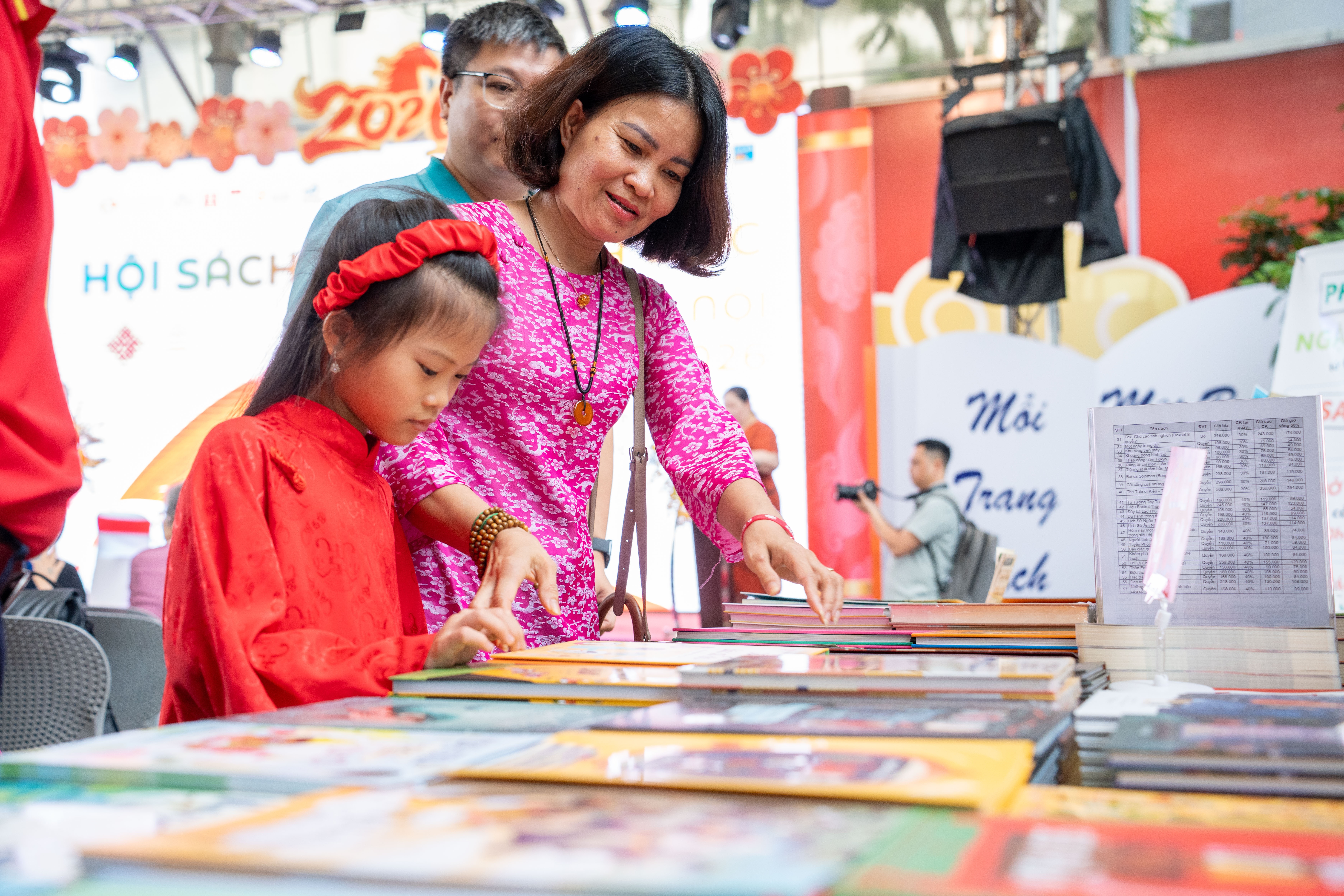 'Mong muon moi gia dinh co tu sach to hon tu lanh' hinh anh