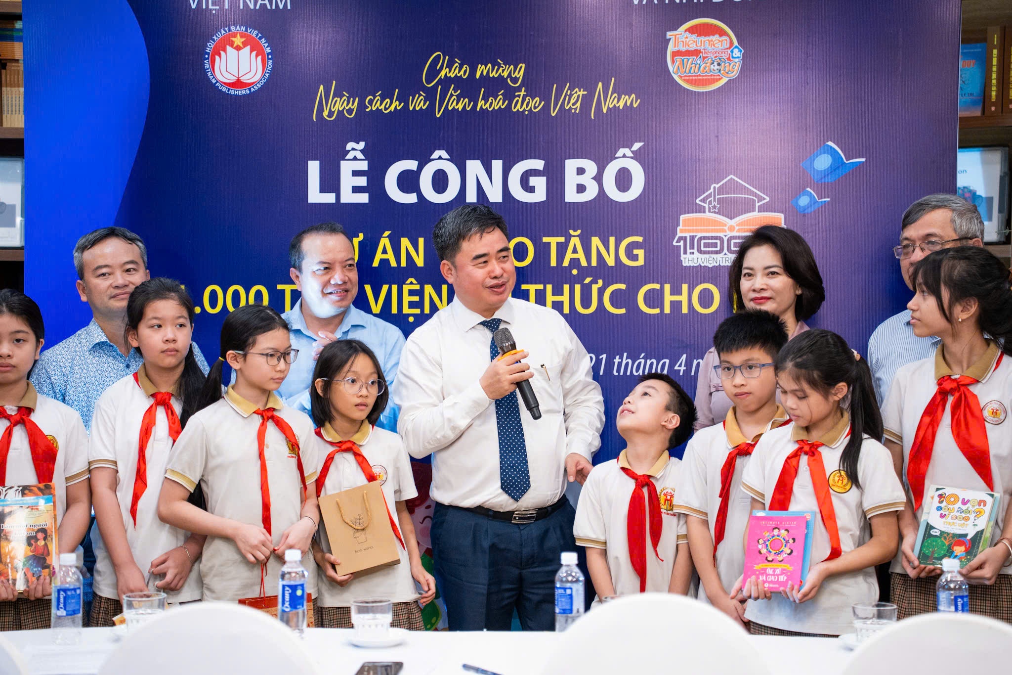Cong bo Du an trao tang '1.000 thu vien tri thuc cho em' hinh anh