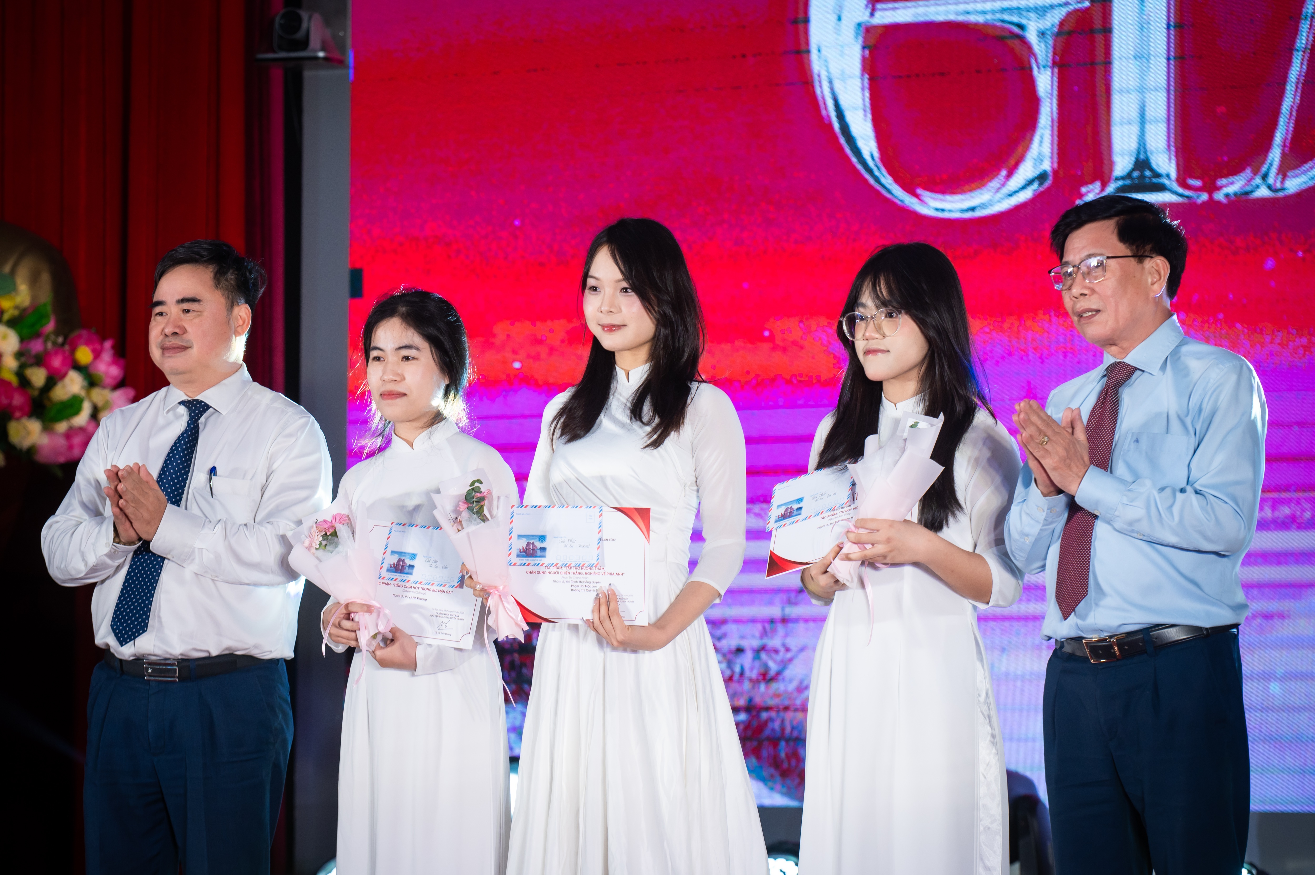 Da khuc cua sinh vien xuat ban hinh anh