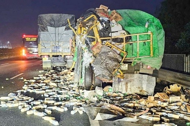 Xe tai dam oto dau keo lam nguoi tu vong: Cuc CSGT phat canh bao khan hinh anh