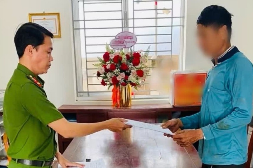 Bi phat 7,5 trieu dong vi len mang xuc pham cong an hinh anh