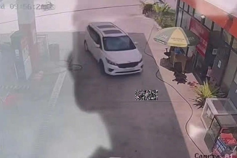 Be gai gan 2 tuoi bi xe can tu vong khi choi trong cay xang o TP.HCM hinh anh