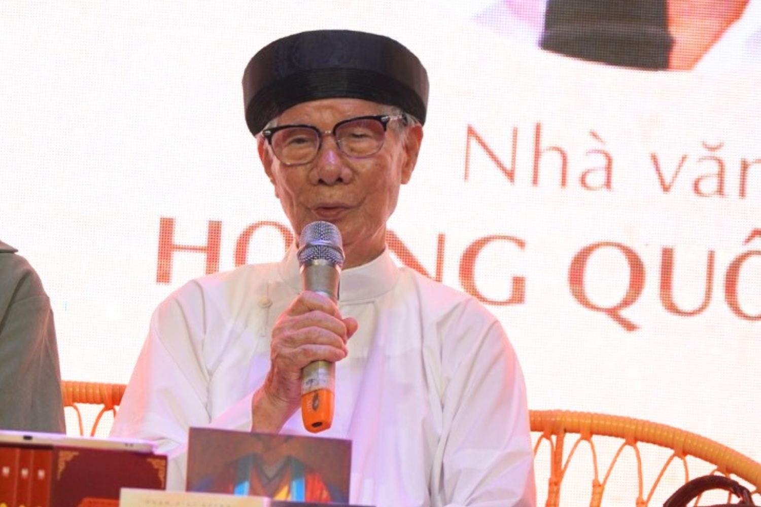 'Tieu thuyet lich su di giai ma lich su, khong chep lai chinh su' hinh anh