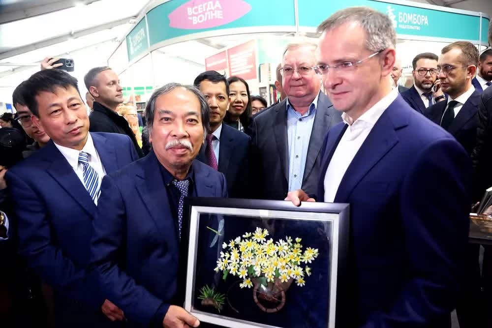 Hoi cho sach anh 2