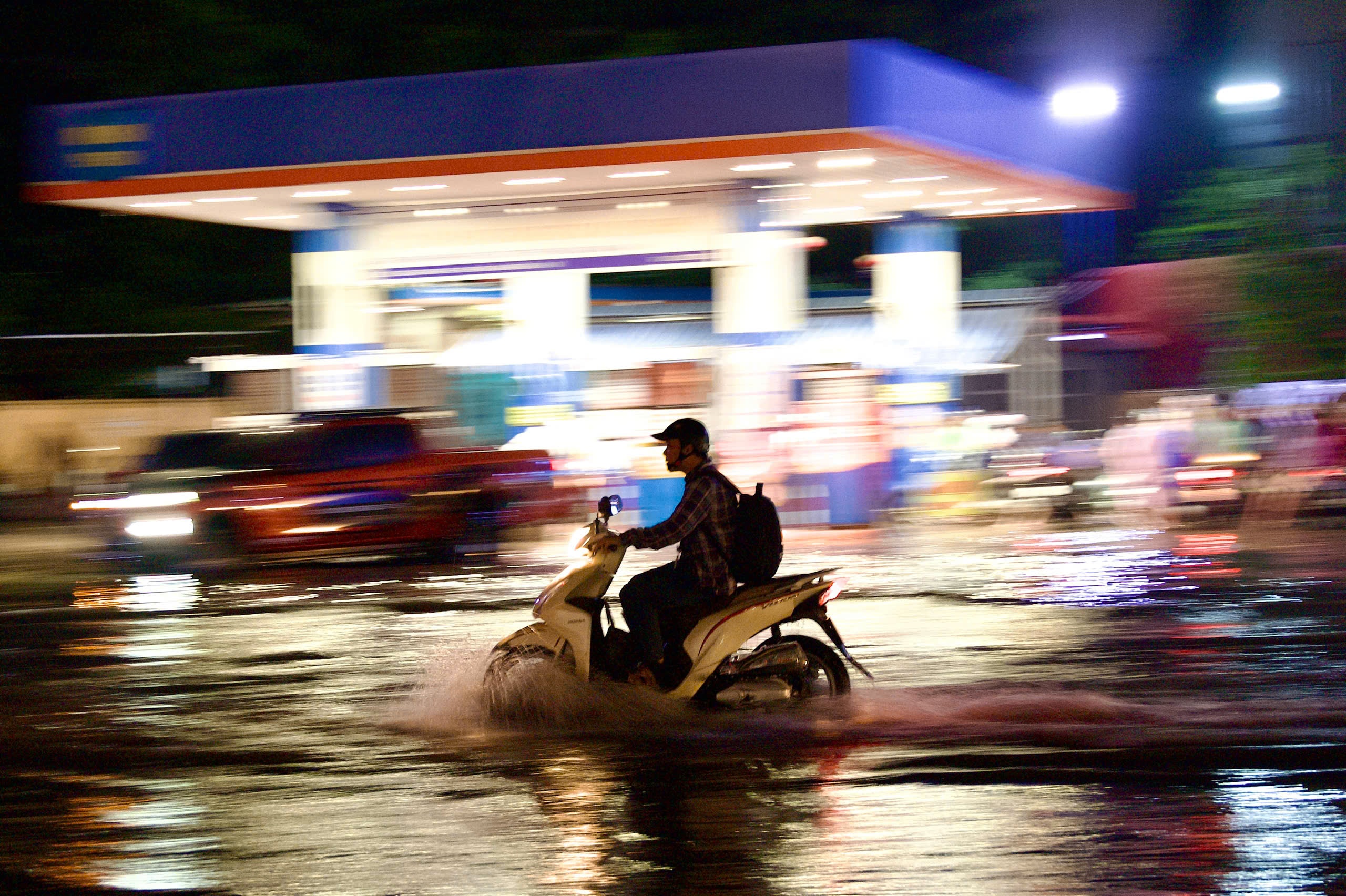 Mưa ngập Hà Nội ảnh 3 Mua ngap Ha Noi anh 3